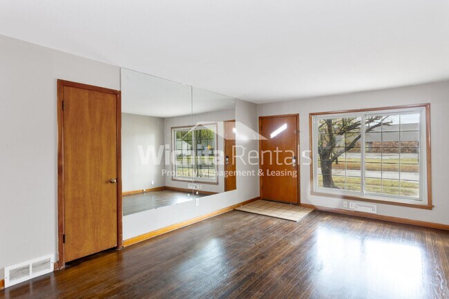 Foto del edificio - 3 BD/1 BA home near Friends University!