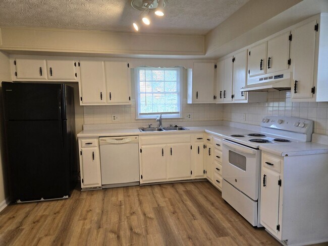 Foto del edificio - Reduced Price ! Spacious Home  250731