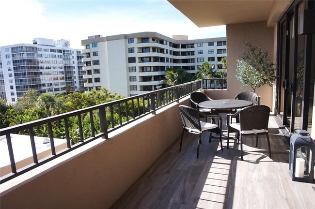 Foto del edificio - 251 Crandon Blvd