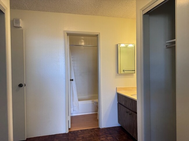 Building Photo - 1 Bed/1 Beth/1 Parking Close to Downtown H...