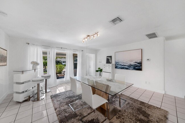 Building Photo - 220 SE 2nd Ave