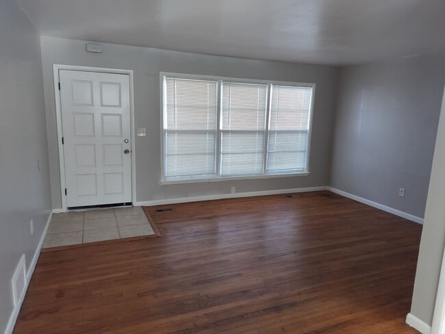Building Photo - 3 bedroom, 1 bathroom house in Edmond with...