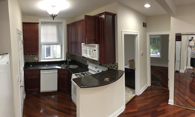 Kitchen - 3848 N Lamon Ave