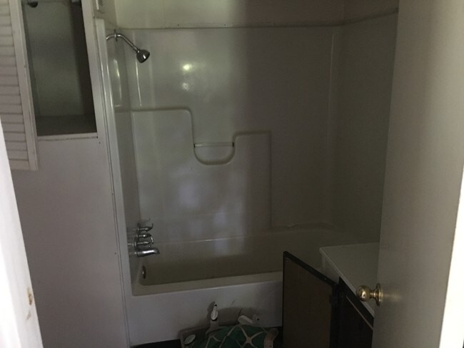 Hall bath - 3724 OK-22