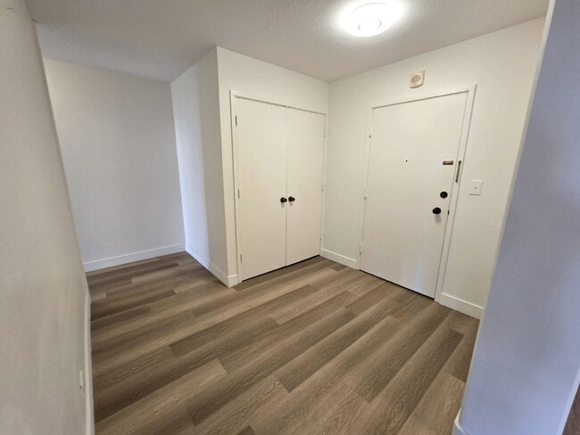 Building Photo - Large 2br/2ba/1pkg Condo near Blaisdell!