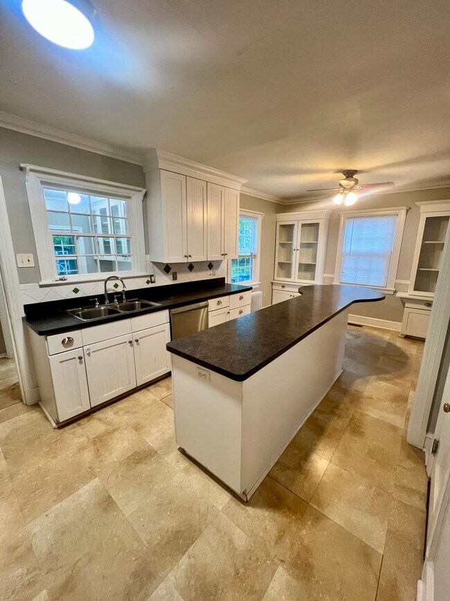 Foto del edificio - Beautiful Four Bedroom House, Right Off Grove and Patterson!! Lawn Care Included!!