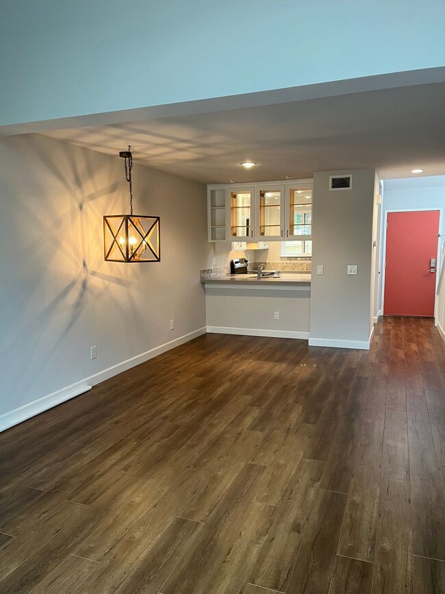 Building Photo - Remodeled 2 Bedroom 2 Bathroom Bennett Val...