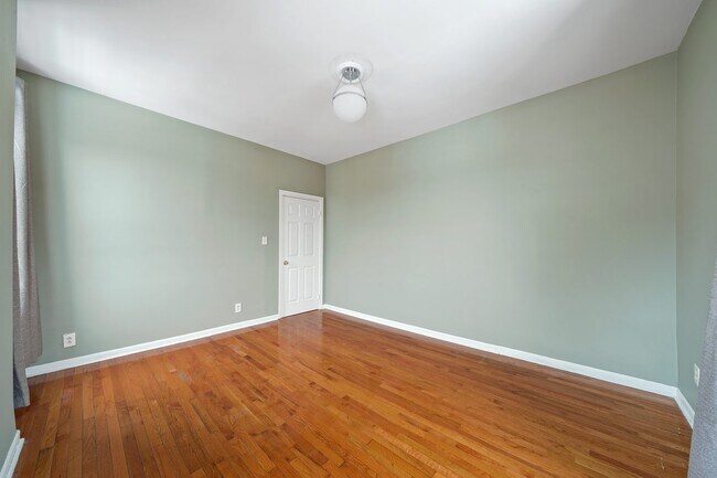 Building Photo - Queen room A in a Newly Added Home in Pro