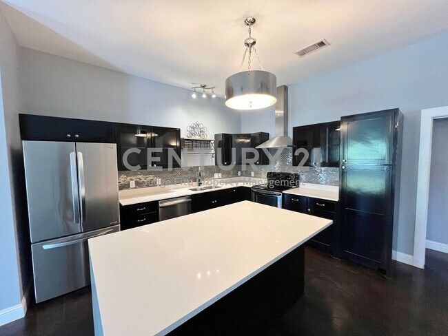 Building Photo - 2-Story 2/2/2 Townhome with Great Downtown...
