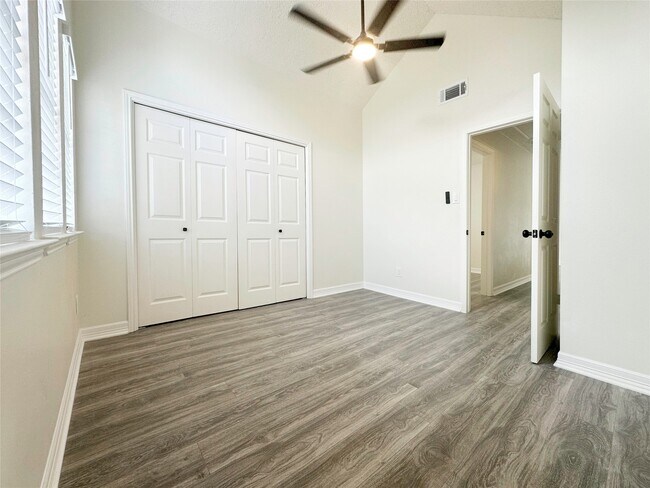 Foto del edificio - 9843 Stableway Dr
