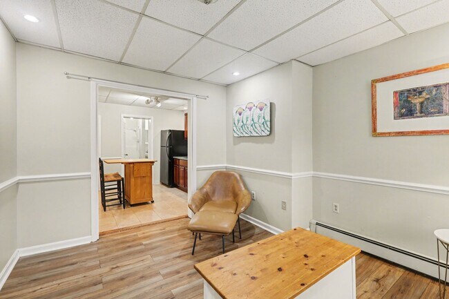 Foto del edificio - One bed, partially furnished, all utilities included