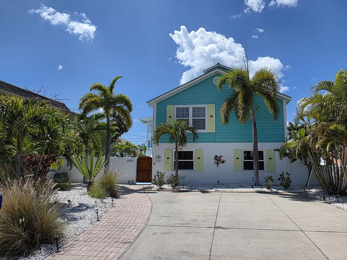 Downtown Gulfport - The Pineapple House - Downtown Gulfport - The Pineapple House