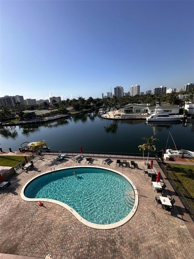 Foto principal - 301 Golden Isles Dr