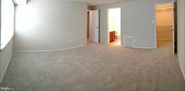 Building Photo - 12309 Silvergate Way