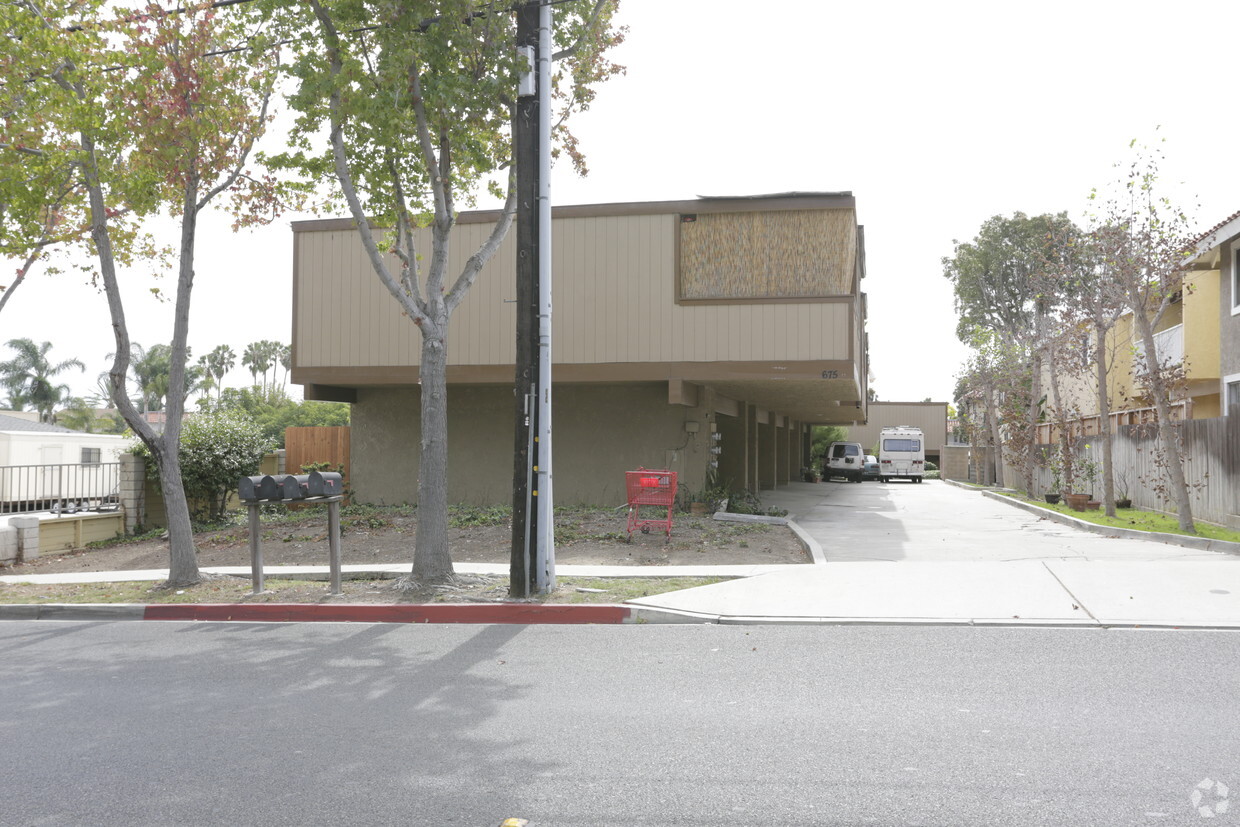Foto del edificio - 675 W 18th St