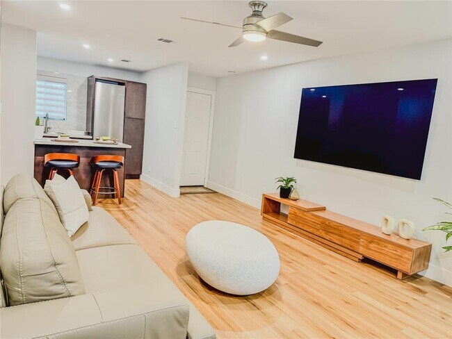 Foto del edificio - 12100 Melville Dr