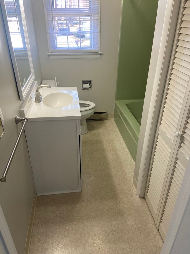 Bathroom - 229 W Caracas Ave