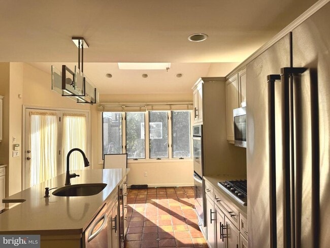 Building Photo - 8233 Fairview Rd