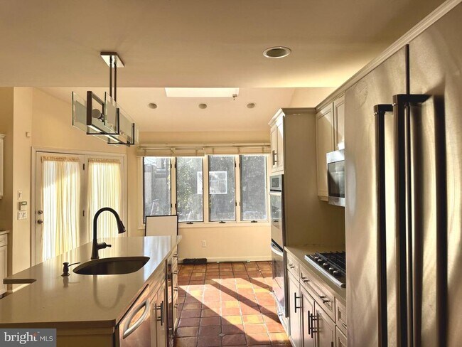 Foto del edificio - 8233 Fairview Rd