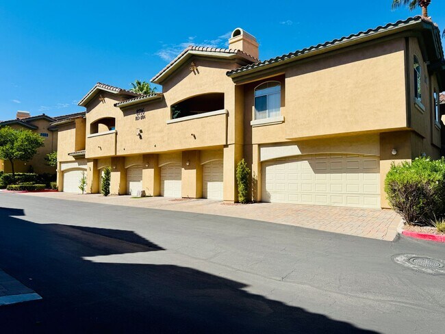 Foto del edificio - Enjoy resort-style living in this stylish ...