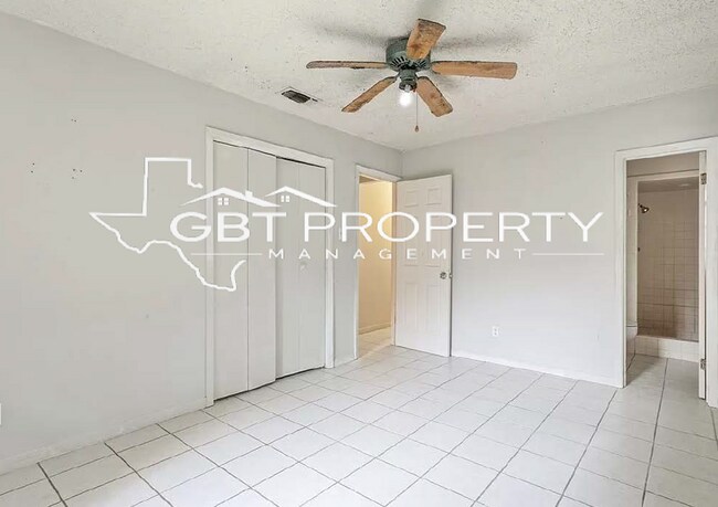 Building Photo - Large Home