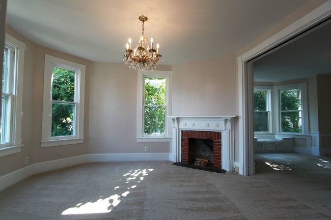 Building Photo - Downtown Victorian House