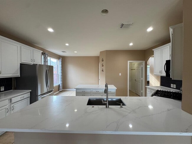 Building Photo - 24423 Hampton Lakes Dr
