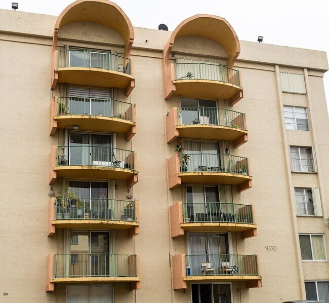 Building Photo - 9350 Fontainebleau Blvd
