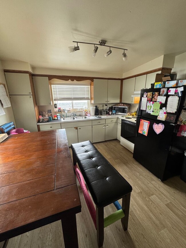 Building Photo - Updated 3-bedroom 1 bathroom in Littleton!