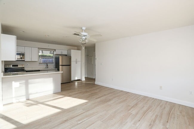 Building Photo - **PET FRIENDLY** 1 BED/1 BATH - GREAT LOCA...