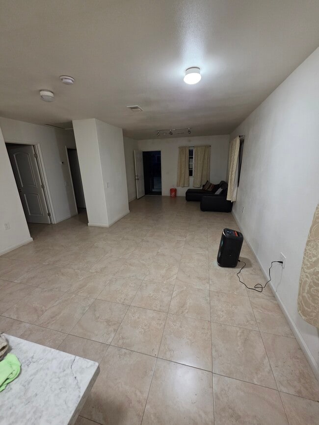 Sala de estar - 770 E 12th St