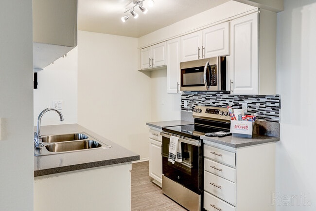 Kitchen 1BR, 1BA 700sf - Chateau De Ville