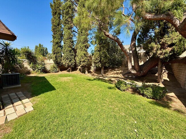 Foto del edificio - Bright & Spacious 3BR Home w/High Ceilings...