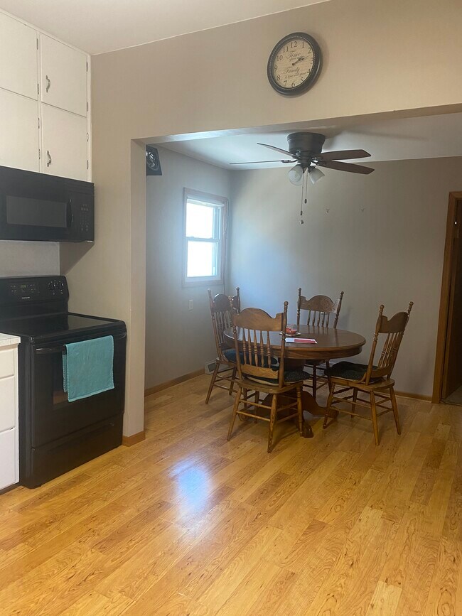 Kitchen and dining area - 521 Forest Ave