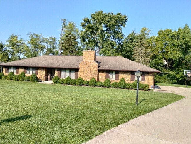 Building Photo - Sprawling Gorgeous Home