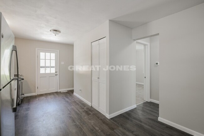 Building Photo - 3402 Longview Dr