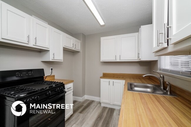 Building Photo - 9613 El Prado St