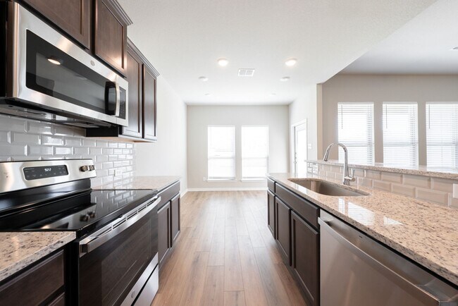 Foto del edificio - Spacious 4 Bedroom Home in South Temple – ...