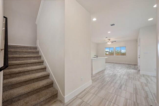 Building Photo - 533 White Steppe Way