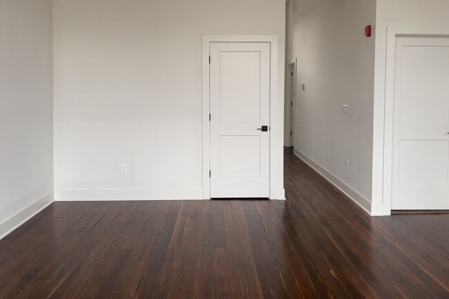 Building Photo - Burton One Bedroom