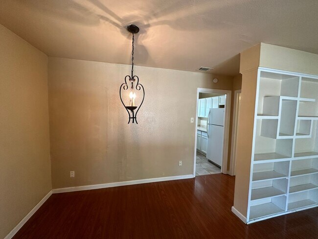 Building Photo - 2-BEDROOM DUPLEX IN WILSHIRE TERRACE