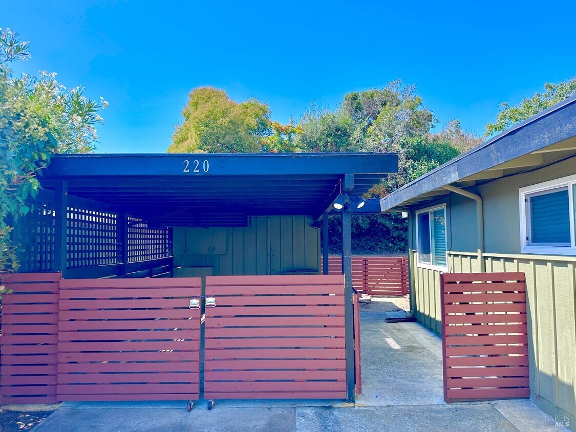 Primary Photo - 220 Los Altos Pl