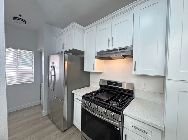 Building Photo - 156 S Oak Knoll Ave