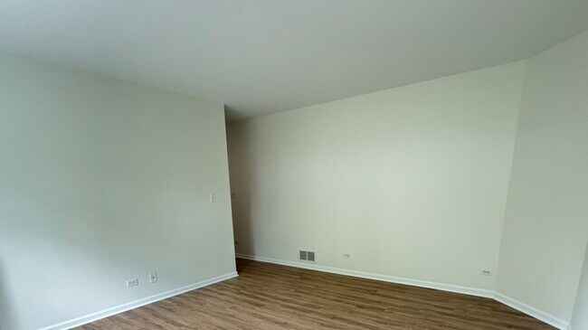 Building Photo - 586 S Rosehall Ln