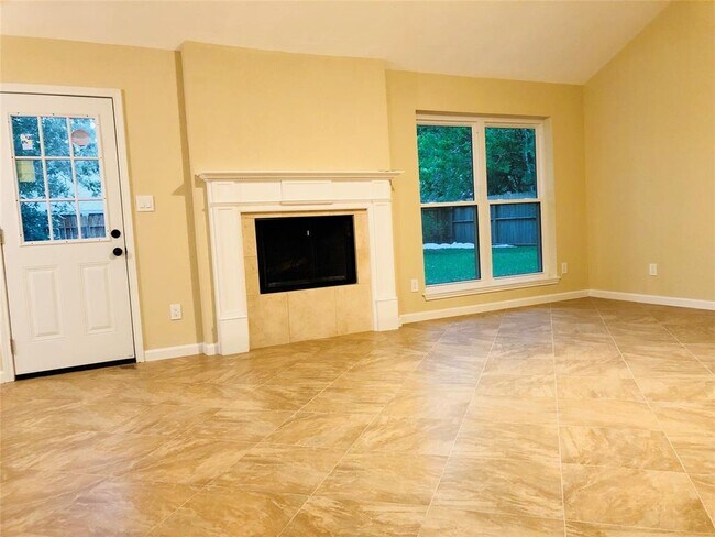 Foto del edificio - 5118 Shady Oaks Ln