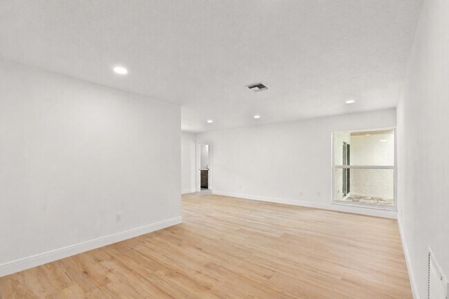 Foto del edificio - 1313 Pinetta Cir
