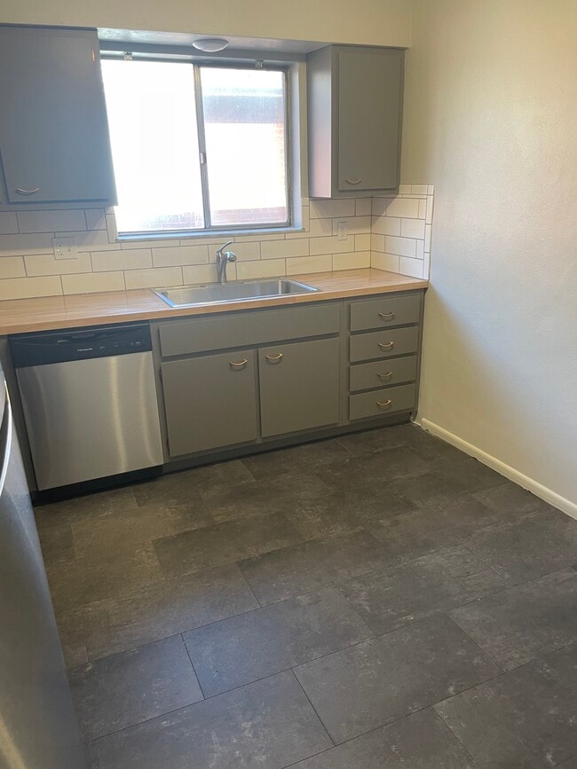 Building Photo - 7332 Hampshire Dr