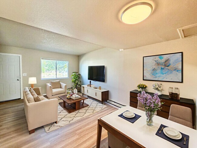 Building Photo - 2 Bedroom/1.5 Bath in Great Location!