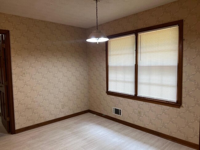 Building Photo - 380 Hidden Valley Dr SE