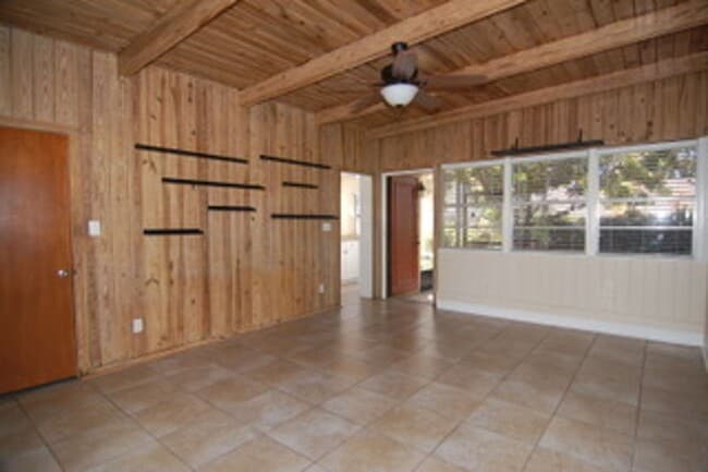 Foto del edificio - Beautiful Updated Home in Lake Access Community to the Chain of Lakes